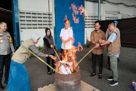 KPU Pasuruan Musnahkan 151 Surat Suara Berlebih Foto BeritaJatim.com