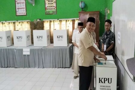 Datang ke TPS Bersama Keluarga, Cabup Pasuruan Rusdi Optimis Menang Foto BeritaJatim.com