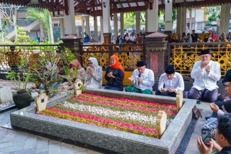 Hari Tenang Pilgub Jatim, Khofifah-Emil Ziarahi Makam Gus Dur Foto BeritaJatim.com