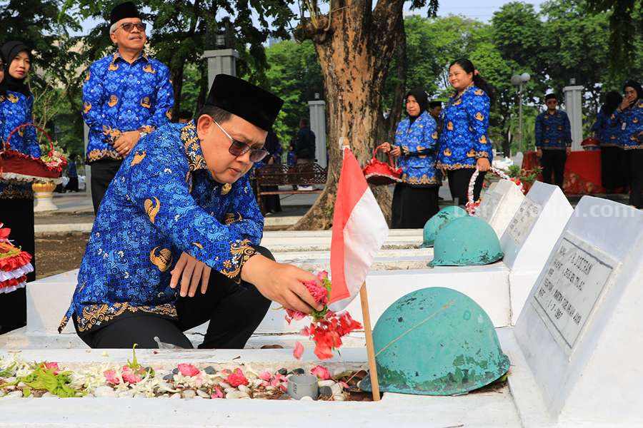 Jelang Hari KORPRI, Pj Gubernur Pimpin Ziarah Makam Tiga Pemimpin Jatim Foto BeritaJatim.com