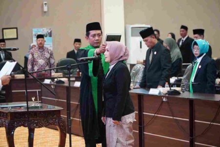 DPRD Lamongan Pengganti Abdul Ghofur Resmi Dilantik Foto BeritaJatim.com