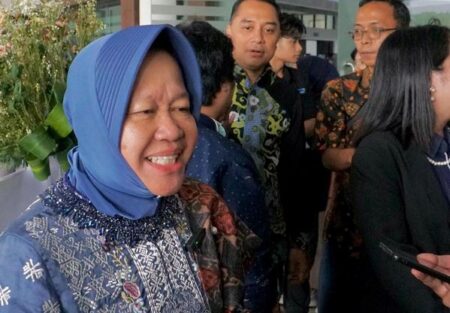 Risma Terima Penghargaan dari Kampus ITS Surabaya Foto BeritaJatim.com