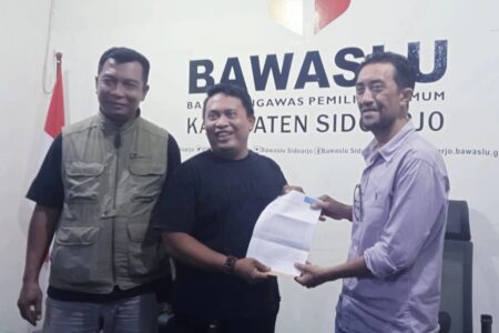 Kades Kedung Sumur Sidoarjo Dilaporkan ke Bawaslu, Dugaan Mobilisasi ke Paslon 01 Foto BeritaJatim.com