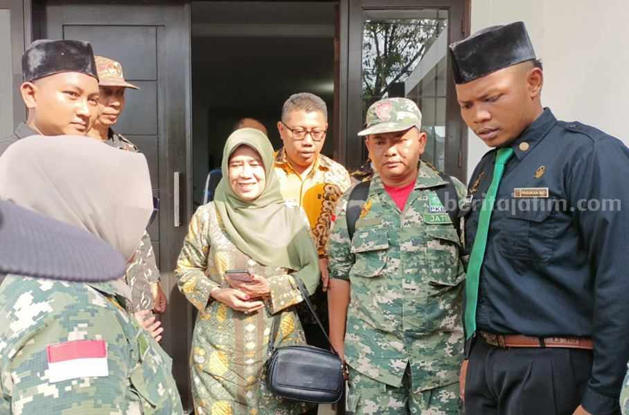 Ketua PC Muslimat NU Datangi Sentra Gakkumdu, Serahkan Dokumentasi Ijin Cuti Sejak Masuk Masa Kampanye Foto BeritaJatim.com
