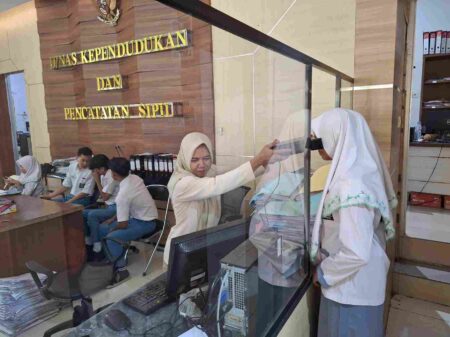 Disdukcapil Lamongan Optimalkan Perekaman e-KTP untuk Pemilih Pemula Pilkada 2024 Foto BeritaJatim.com