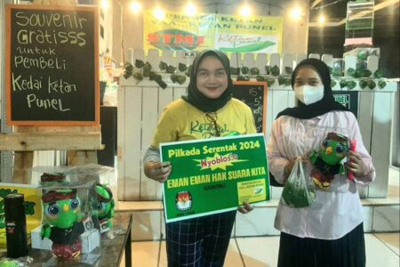 Sosialisasikan Jangan Golput, Kedai Ketan Punel Beri Ketan dan Souvenir Gratis ke Pembeli Foto BeritaJatim.com