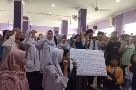 Hari Guru, SMP Muhammadiyah 2 Surabaya Gelar Deklarasi dan Teatrikal ‘Takut Dilaporin Ortu’ Foto BeritaJatim.com