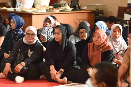 Pj Wali Kota Kediri Antarkan Almarhum Gus Sunoto, Anggota DPRD ke Peristirahatan Terakhir Foto BeritaJatim.com