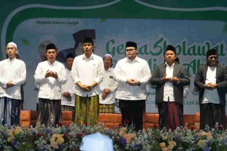 Gus Kautsar Sampaikan Dukungan ke Cabup Kediri Petahana di Hadapan Jamaah Tabligh Akbar Cabup Kediri Mas Dhito dalam satu panggung Tabligh Akbar dan Sholawatan
