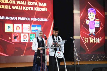 Vinanda – Gus Qowim Pakai Balero Modern Tenun Ikat Kediri di Debat Pertama