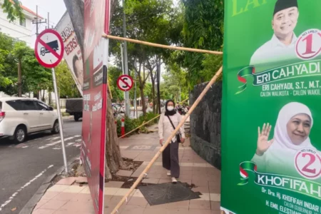 Maraknya Baliho Kampanye di Trotoar Surabaya, Warga Resah Foto BeritaJatim.com