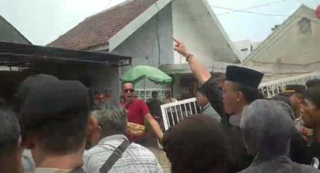 Pagar Bawaslu Roboh, Standar Pengamanan Polres Jember Dipertanyakan Anggota Pansus Pilkada Foto BeritaJatim.com