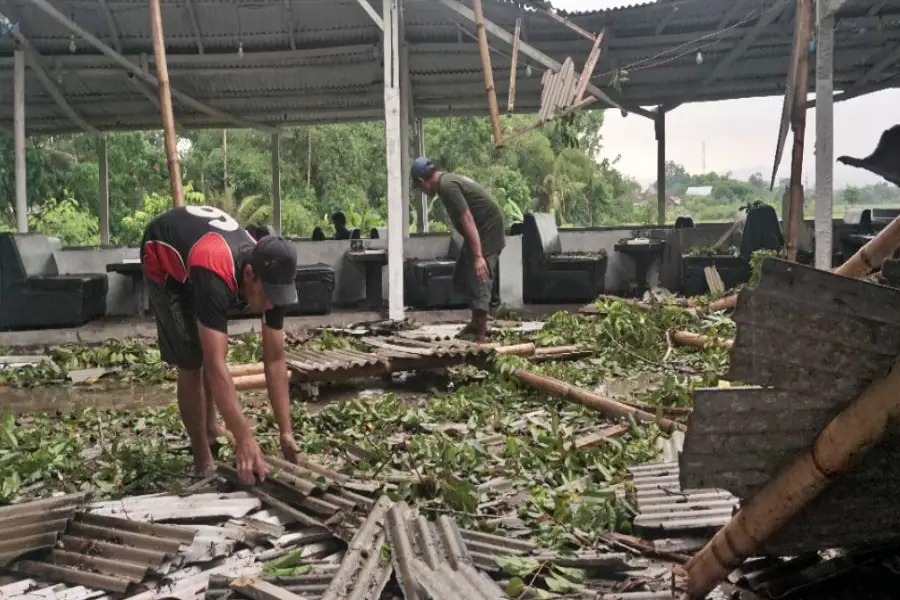 Hujan Deras dan Angin Kencang Rusak Sejumlah Bangunan di Lumajang