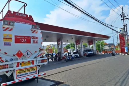 Viral Aturan Baru Pengisian BBM Dibatasi Hari, Ternyata Hoaks! Foto BeritaJatim.com