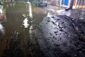 Banjir Surut, Jalan Raya di Bantur Malang Selatan Penuh Lumpur dan Sampah Foto BeritaJatim.com