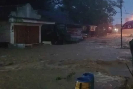Banjir di Malang, 30 Rumah Terendam, Longsor Tutup Akses Jalan Foto BeritaJatim.com
