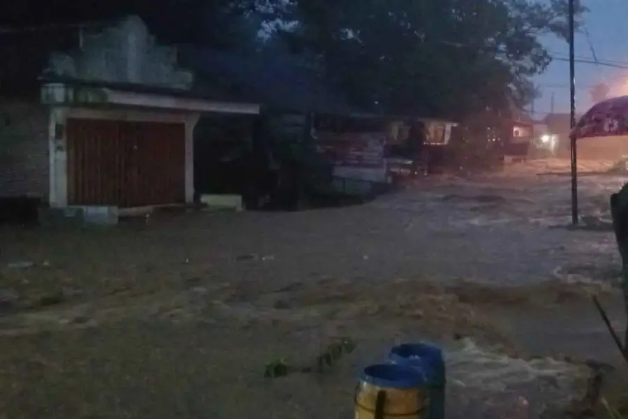 Banjir di Malang, 30 Rumah Terendam, Longsor Tutup Akses Jalan Foto BeritaJatim.com