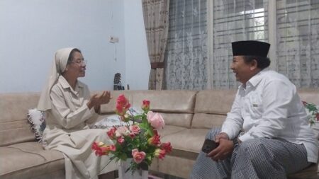 Hendy Siswanto Mendadak ke Tempat Penitipan Anak di Depan Kantor Bawaslu Jember Saat Malam, Ada Apa? Foto BeritaJatim.com