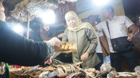 Cagub Jatim Khofifah Borong Dagangan di Pasar Tradisional Lumajang Foto BeritaJatim.com