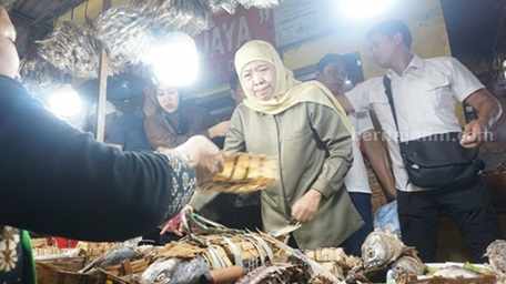Cagub Jatim Khofifah Borong Dagangan di Pasar Tradisional Lumajang Foto BeritaJatim.com