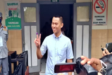 Udara Sejuk Kota Batu, Firhando Nyoblos di TPS 11 Kelurahan Sisir Foto BeritaJatim.com