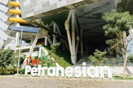 Meroket! UK Petra Surabaya Naik 70 Peringkat di QS AUR 2025 Foto BeritaJatim.com