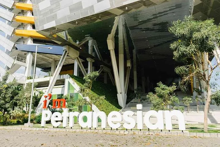 Meroket! UK Petra Surabaya Naik 70 Peringkat di QS AUR 2025 Foto BeritaJatim.com