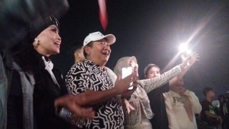 Nonton Konser Bernadya, Cabup Jember Hendy Terinspirasi Lagu ‘Untungnya, Hidup Terus Berjalan’