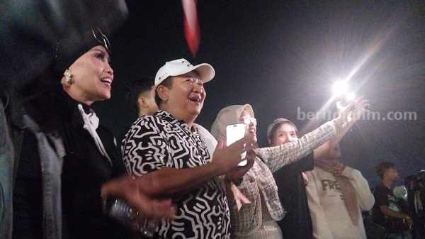 Nonton Konser Bernadya, Cabup Jember Hendy Terinspirasi Lagu ‘Untungnya, Hidup Terus Berjalan’