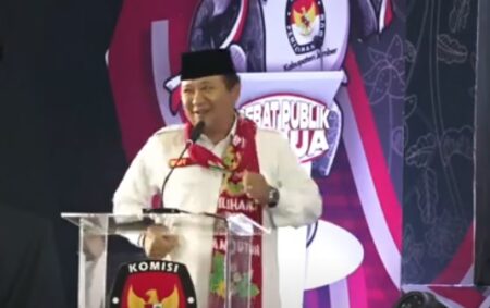 Cabup Jember Hendy Siswanto Tanyakan Kasus Dugaan Korupsi Bansos DPRD Jatim kepada Fawait Foto BeritaJatim.com