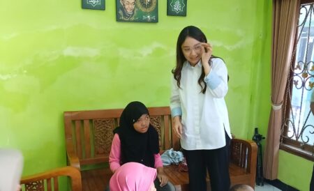 Ibin-Elim Janji Bakal Bantu Biaya Hidup Penunggu Pasien Ranap di RS Blitar Elim Tyu Samba bersama anak-anak di Kota Blitar, Jumat (1/11/2024). (Foto : Winanto/beritajatim.com)