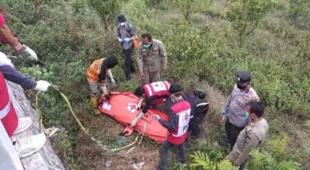 Mayat Laki-laki Pakai Helm dan Luka di Perut Ditemukan di Jalan Ir Soekarno Mojokerto
