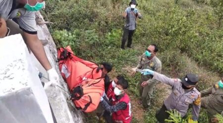 Diduga Korban Pembunuhan, Mayat Laki-laki Pakai Helm dan Luka di Perut Ditemukan di Jalan Ir Soekarno Mojokerto