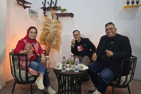 Di Press Klarr Beritajatim.com, Sri Untari Kuak Gaya Marah-Marah Cagub Risma Sri Untari saat ngobrol santai dalam podcast Press Klaar Beritajatim.com