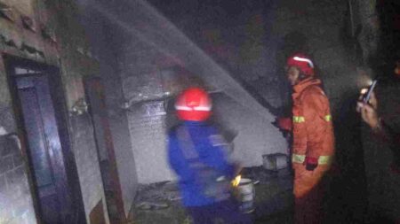 Ditinggal Pergi, Rumah Warga Kebomas Gresik Dilalap Api