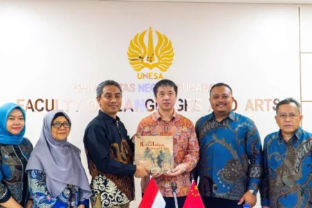 Tiongkok Donasikan Buku ke Unesa saat Ulang Tahun ke-13 Confucius Institute foto beritajatim