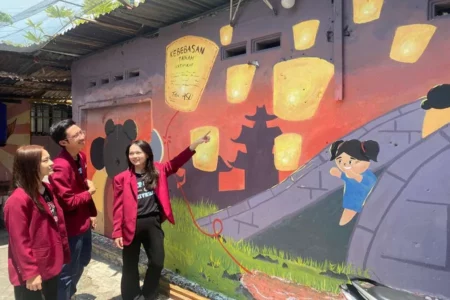 Mahasiswa UC Maknai Hari Pahlawan Lewat Mural di Kampung Tambak Bayan Surabaya Foto BeritaJatim.com