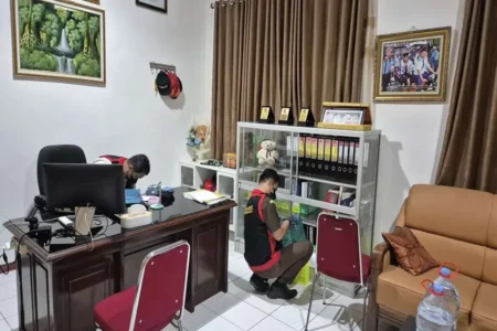 Dugaan Korupsi Dana BOS, Kejari Geledah SMK PGRI 2 Ponorogo Foto BeritaJatim.com