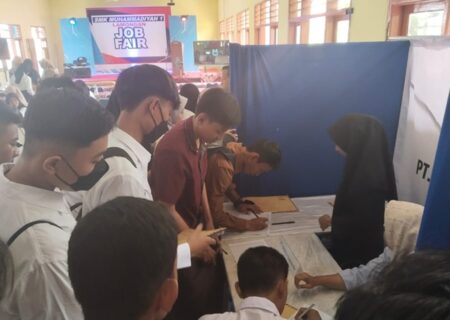 SMK Muhammadiyah 1 Lamongan Hadirkan Ratusan Lowongan Kerja Foto BeritaJatim.com
