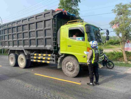 Kerap Melanggar, Polisi Gresik Gelar Razia Ratusan Truk di Jalan Daendels Pantura Foto BeritaJatim.com