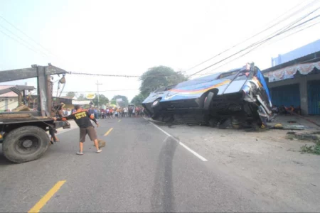 Bangkai Bus Sumber Selamat Terguling di Magetan Sudah Dievakuasi Foto BeritaJatim.com