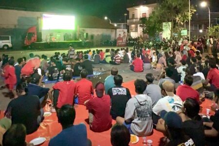 Sahabat Hari Yulianto Waru Gelar Nobar Timnas Indonesia Vs Jepang Sambil Sosialisasi Risma-Gus Hans dan SAE Foto BeritaJatim.com