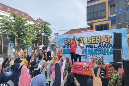 Cabup Sidoarjo Mas lin Senam Bareng Ribuan Perempuan Matahari Foto BeritaJatim.com