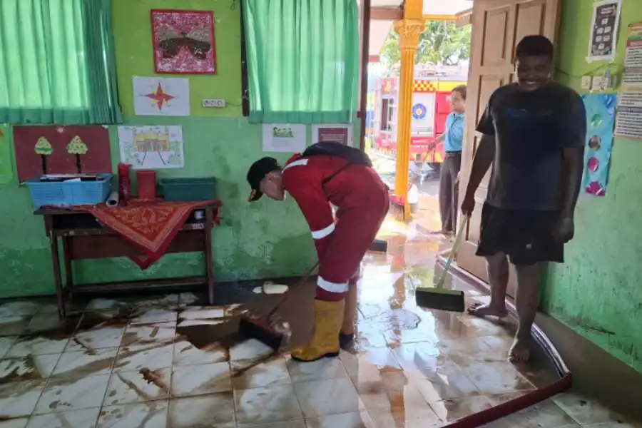 SDN Mojorayung 3 Madiun Tergenang Lumpur dan Air Foto BeritaJatim.com