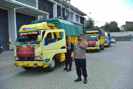 Logistik Pilkada Serentak Mulai Dikirim ke Pulau Bawean Gresik Foto BeritaJatim.com
