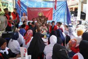 Risma Siap Selesaikan Kesulitan Pedagang Pasar Masyarakat di Sidoarjo Foto BeritaJatim.com