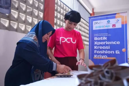 Dosen UK Petra Kenalkan Canting Karton, Batik Dolly Siap Bersaing di Pasar Global Foto BeritaJatim.com