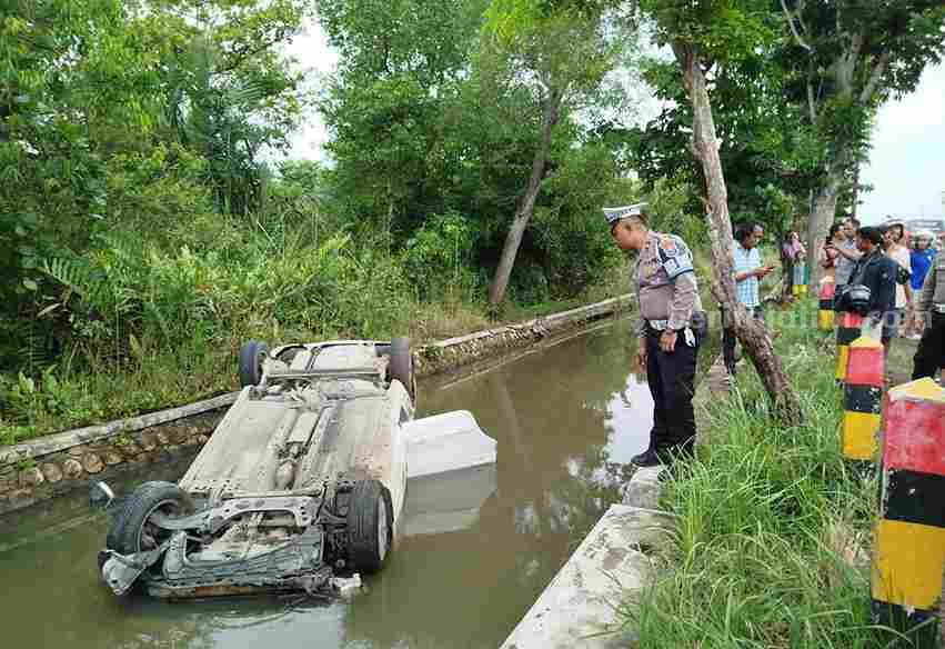 Diduga Ngebut, Sepasang Suami Istri Tercebur ke Sungai Bangkalan Foto BeritaJatim.com