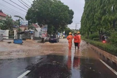 Banjir Luapan Genangi Jalan Diponegoro dan Depan Samsat Magetan Foto BeritaJatim.com