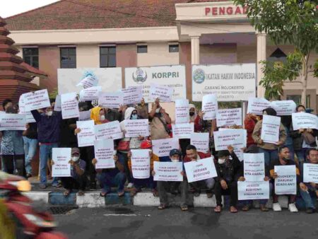 Puluhan Warga Beri Dukungan Herman Budiyono, Terdakwa Penggelapan Rp12 M Foto BeritaJatim.com